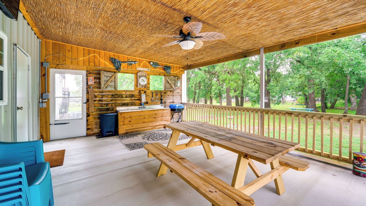 Kingston House | 1 Mi to Lake Texoma Access: Home w/Deck