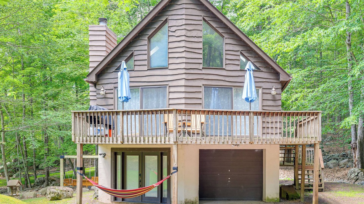 Greentown Cabin | < 1 Mi to Lake Wallenpaupack: Poconos Cabin Rental