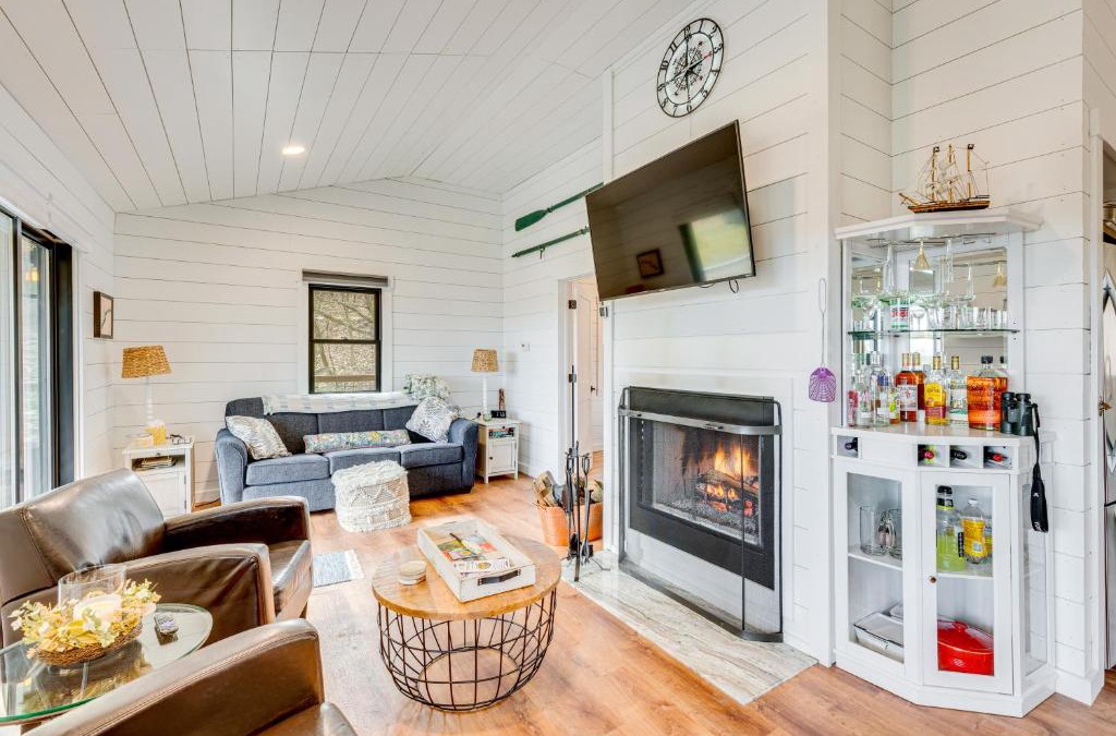 Dellroy House | 1 Mi to Marina Cabin with Views Near Atwood Lake!