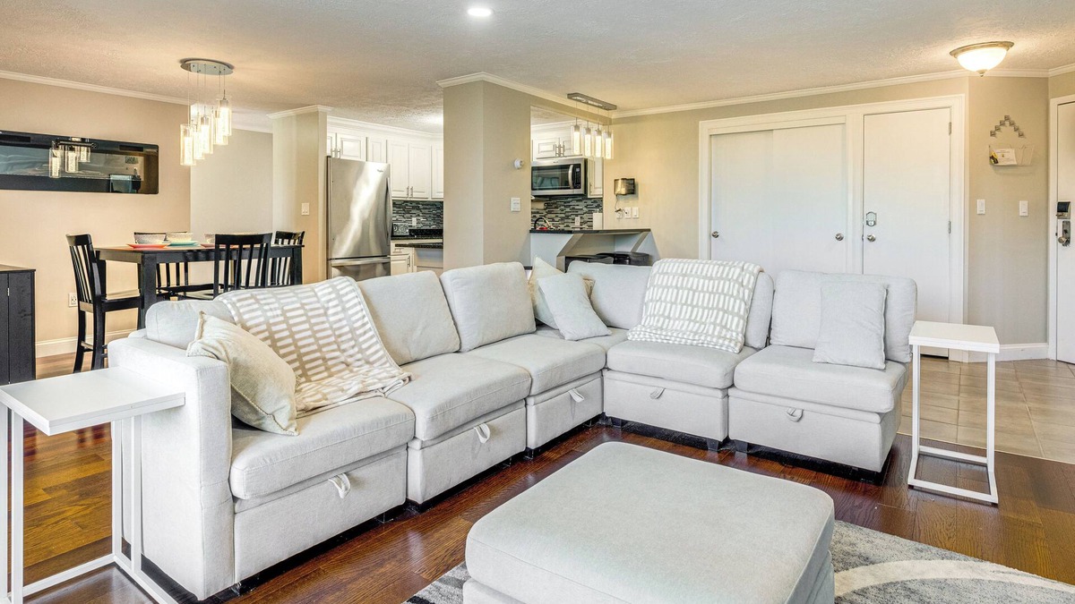 Manchester Condo | 1 Mi to Millyard District: Unit w/Furnished Porch