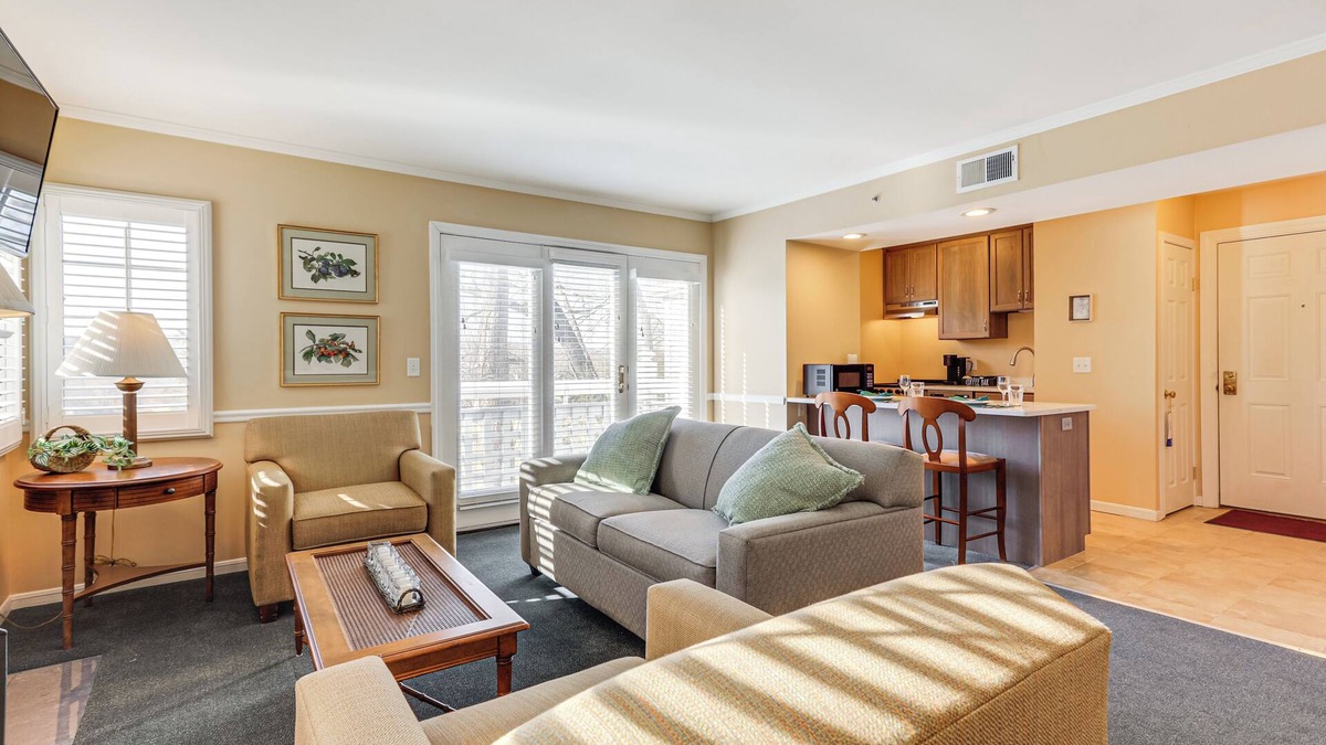 Norwich Apartment | 1 Mi to Mohegan Sun: Studio w/Golf Course Views