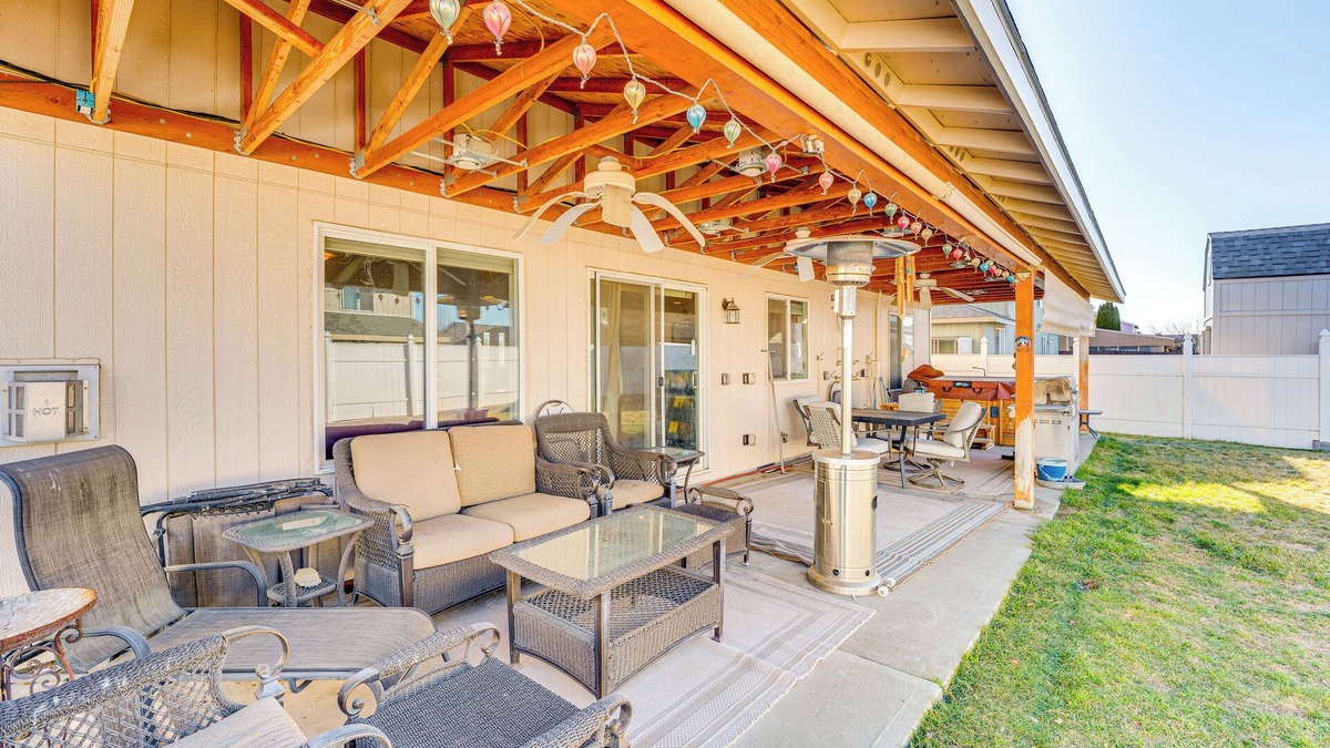 Moses Lake House | 1 Mi to Moses Lake: Home w/Private Yard & Hot Tub