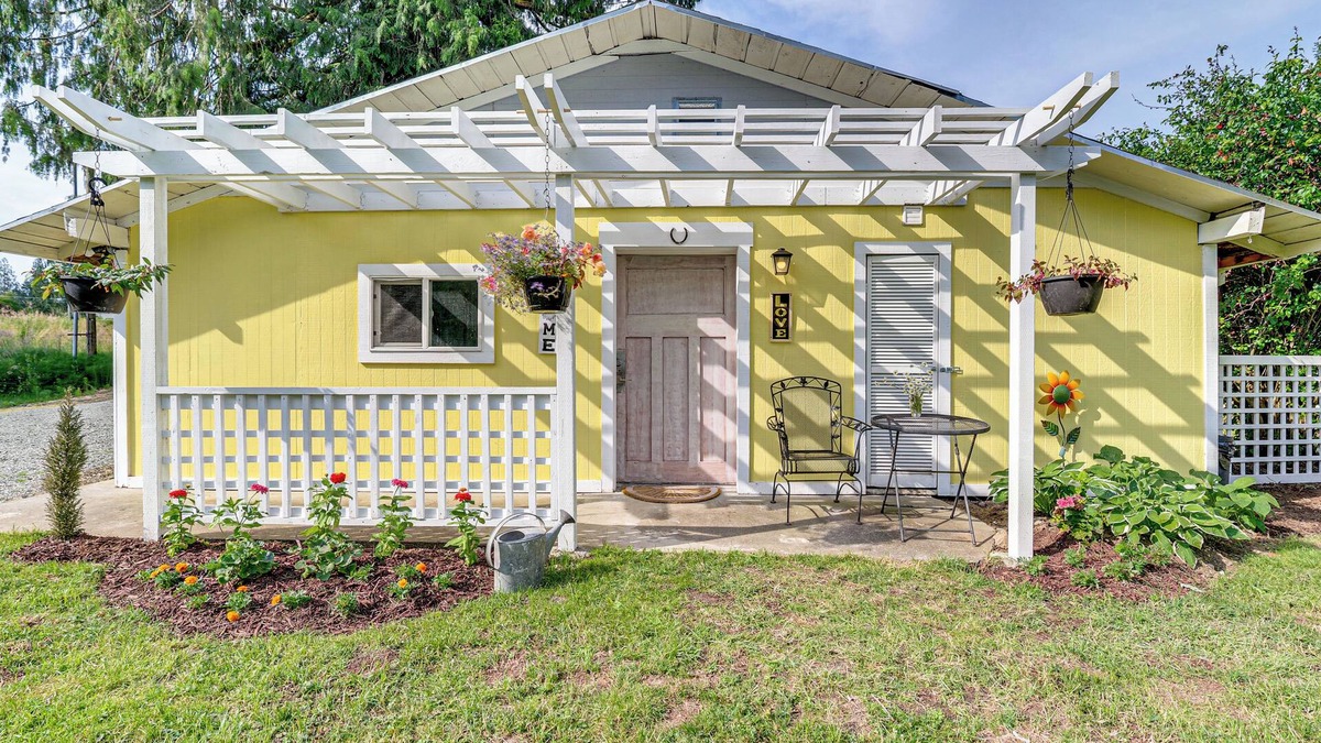 Granite Falls House | 1 Mi to Mountain Loop Highway: Cozy Home w/Yard!