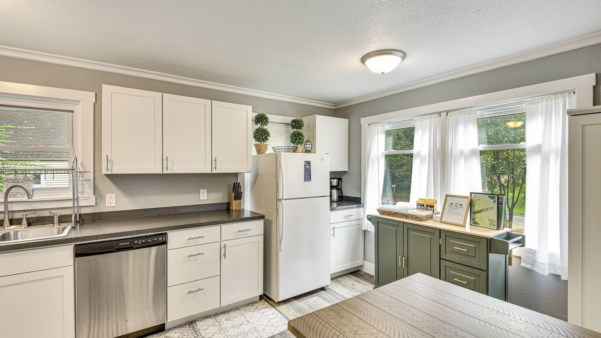 South Bend Cottage | < 1 Mi to Notre Dame: Family-friendly Home!