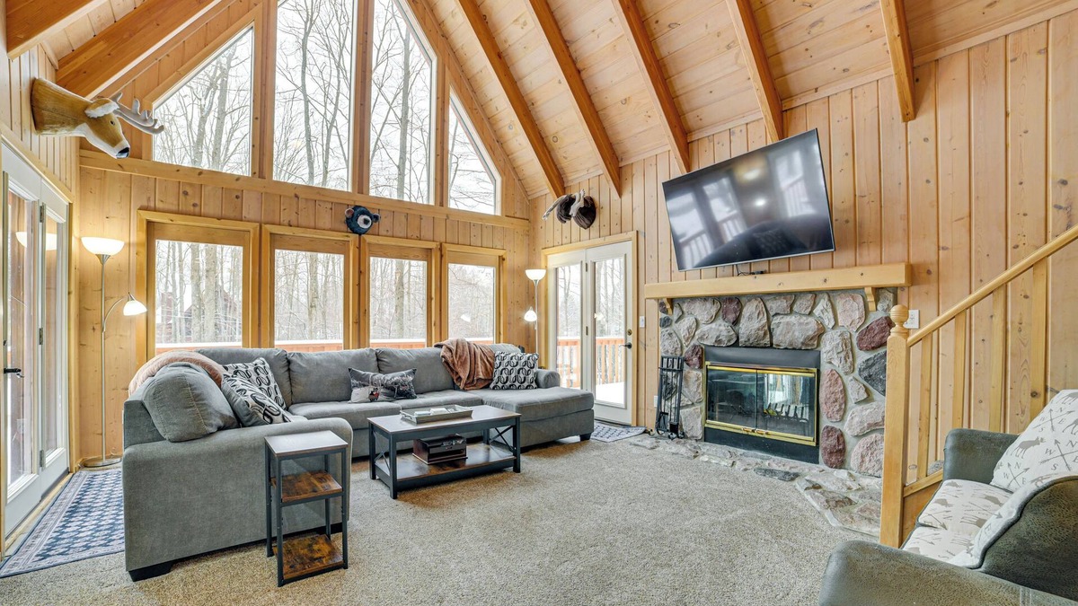 Harbor Springs Cabin | < 1 Mi to Nubs Nob Ski: Cabin w/Sauna & Deck!