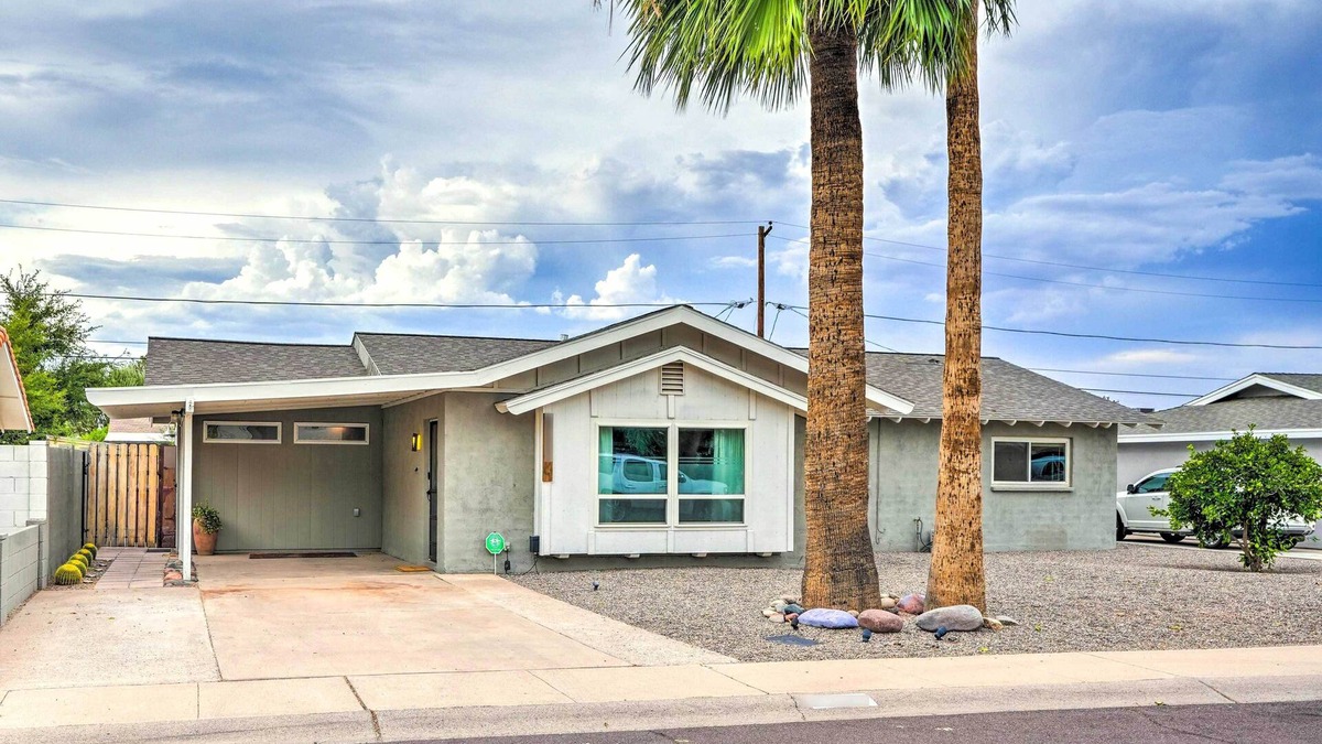 Scottsdale Estates Nine House | 1 Mi to Old Town Scottsdale: Home w/Putting Green
