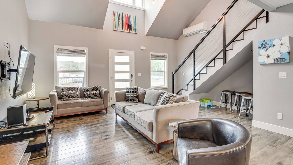 Lakeside House | 1 Mi to Oregon Dunes: Quiet Getaway w/Deck
