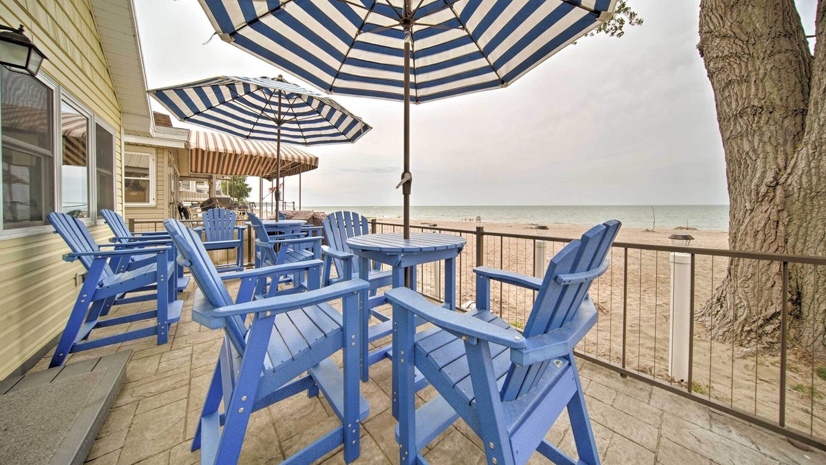Erie Cottage | 1 Mi to Presque Isle: Waterfront Lake Erie Cottage