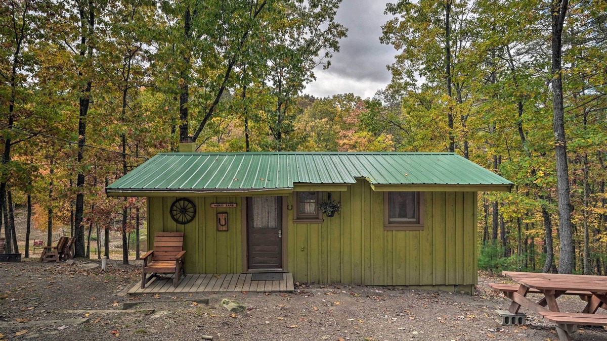 Huntingdon Cabin | 1 Mi to Raystown Lake: 'Wyatt Earp Cabin' w/Deck!