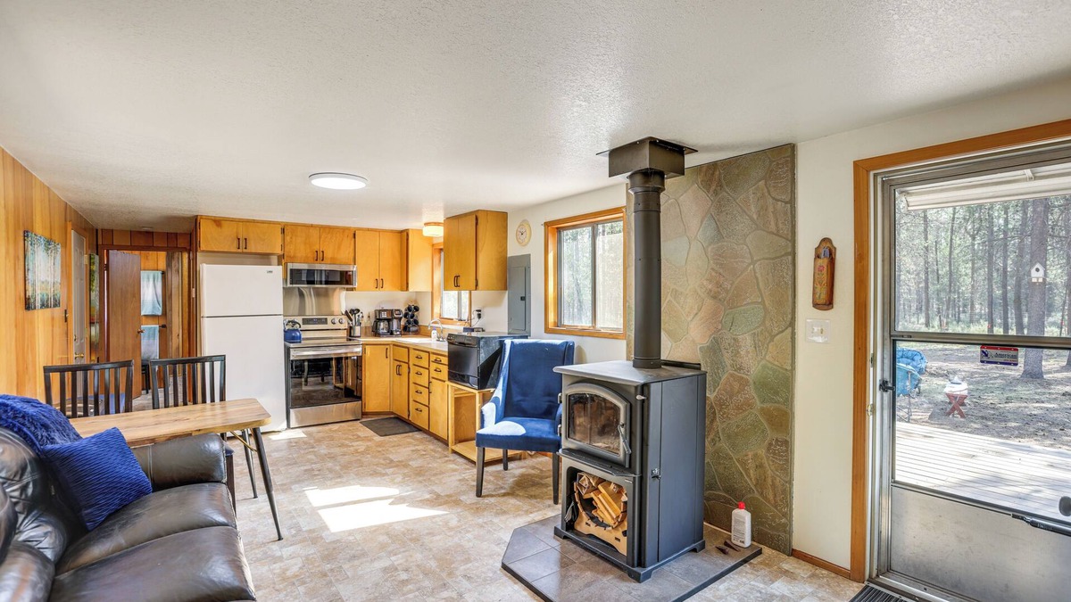 La Pine Cabin | 1 Mi to State Park: Peaceful La Pine Cabin w/Deck