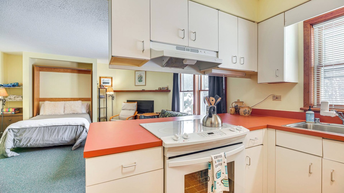 Stowe Area Apartment | ~ 1 Mi to Stowe Slopes: Cozy Studio w/Fireplace