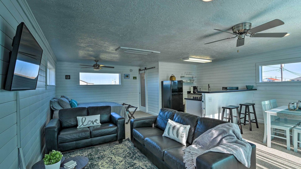 Surfside Beach Apartment | < 1 Mi to Surfside Beach: Open-Concept Cottage