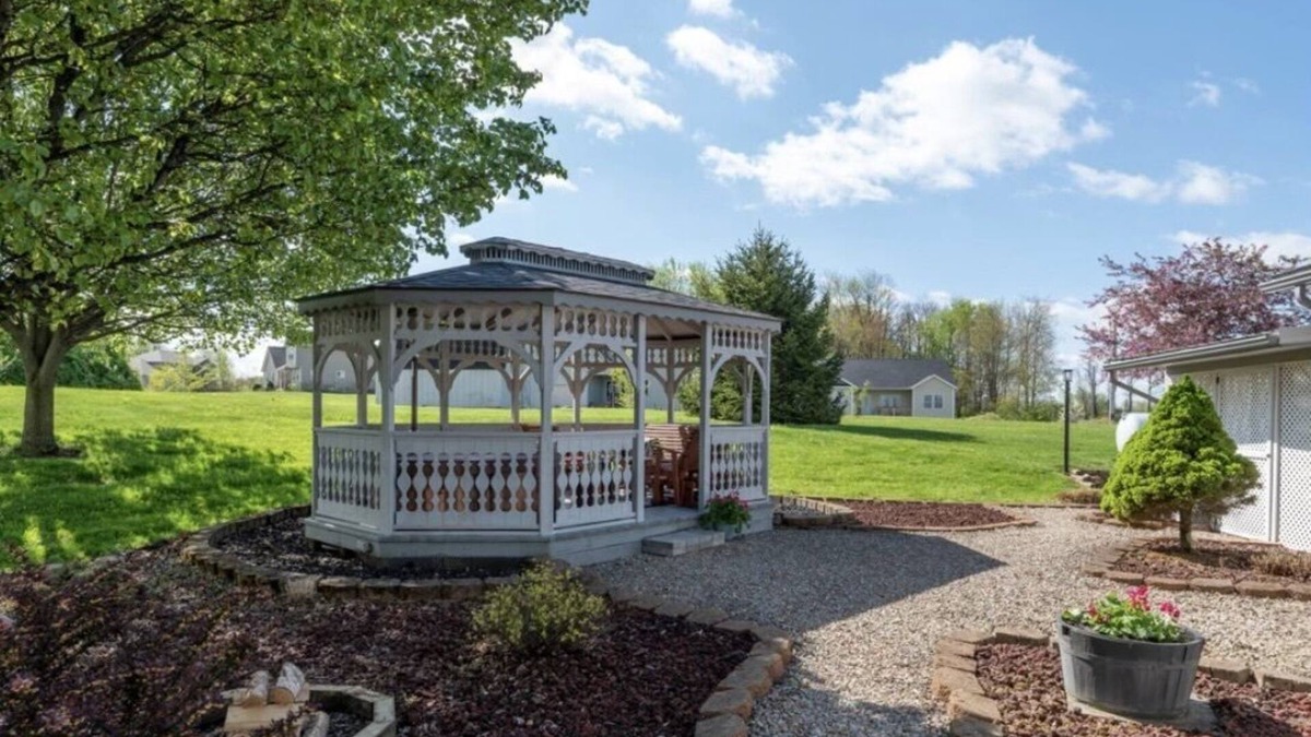 Nashport House | 1 Mile from Buckeye Lake - New 2023 HOT TUB and Dog Friendly