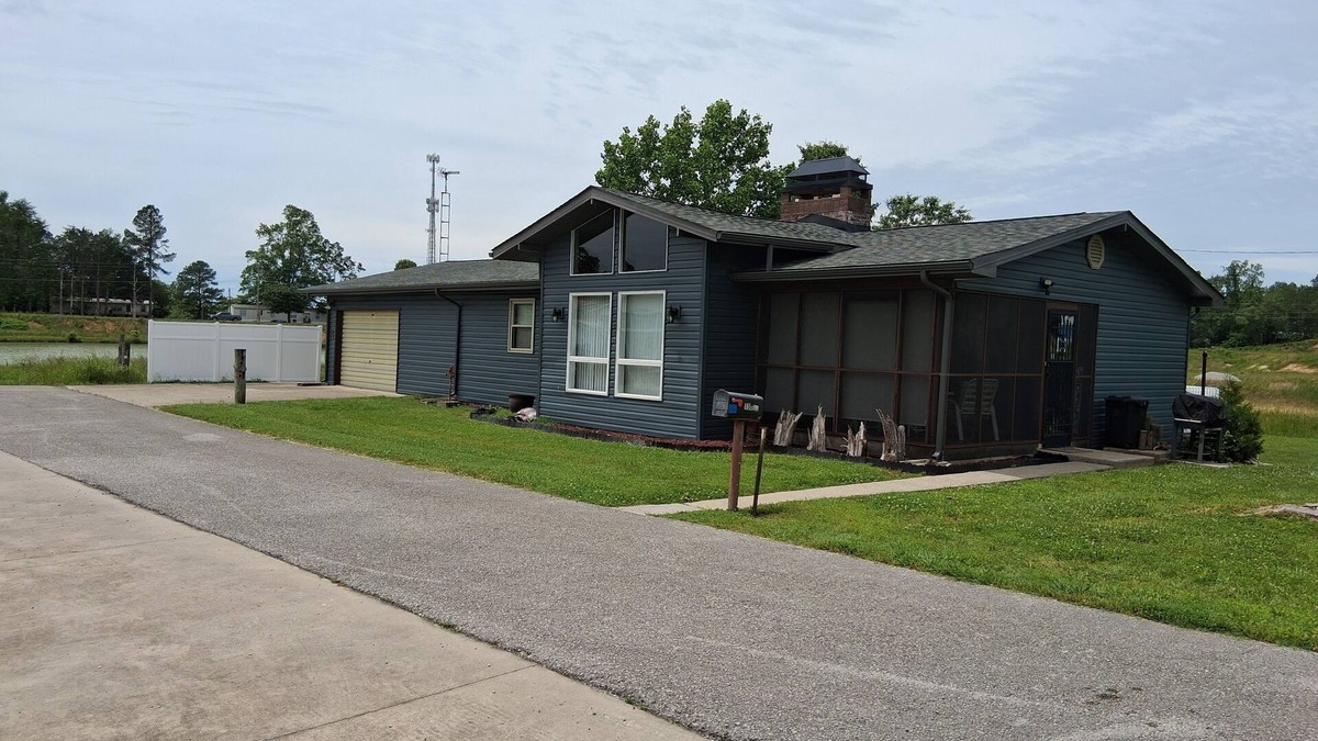 Monticello House | 1-Mile from Conley Bottom's ramp