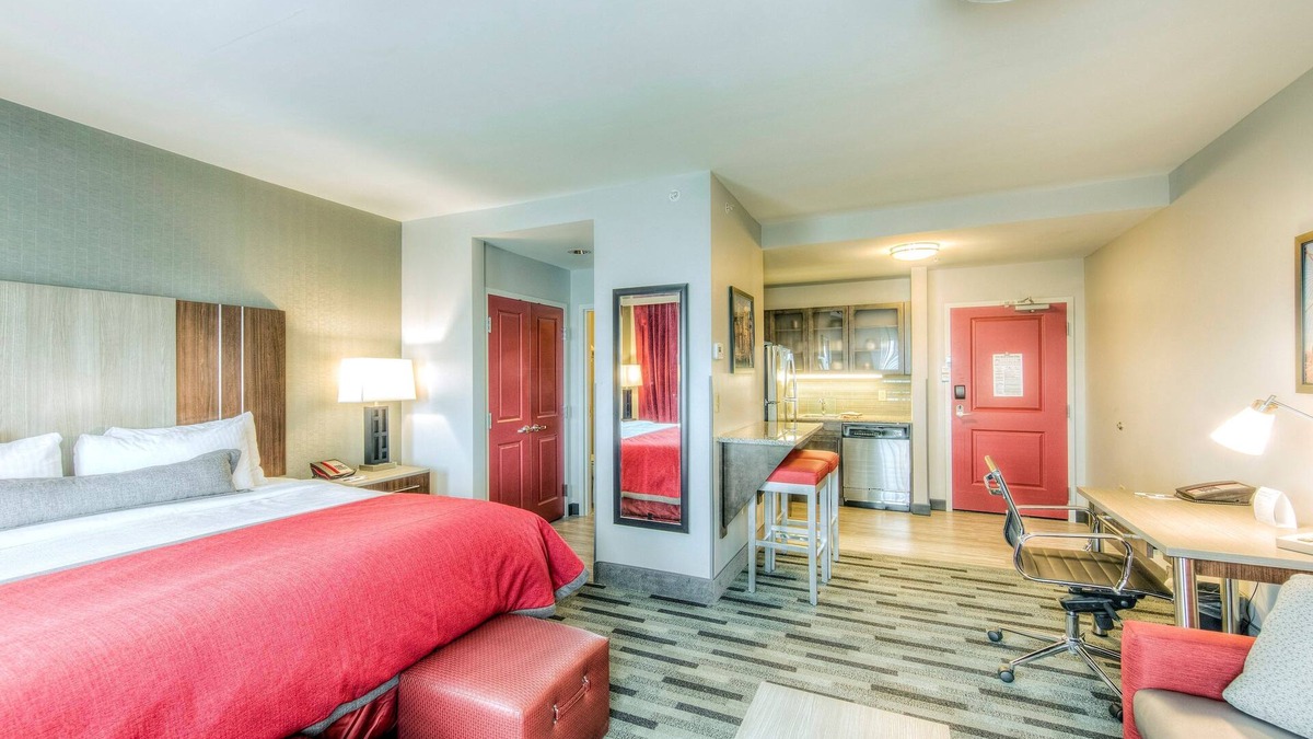 Columbus Apartment | 1 Mile from The Ohio State University | Heated Indoor Pool + 24 Hour Business Center