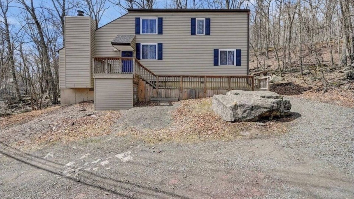 Lackawaxen House | 1 mile to BEACH & POOL and Masthope amenities