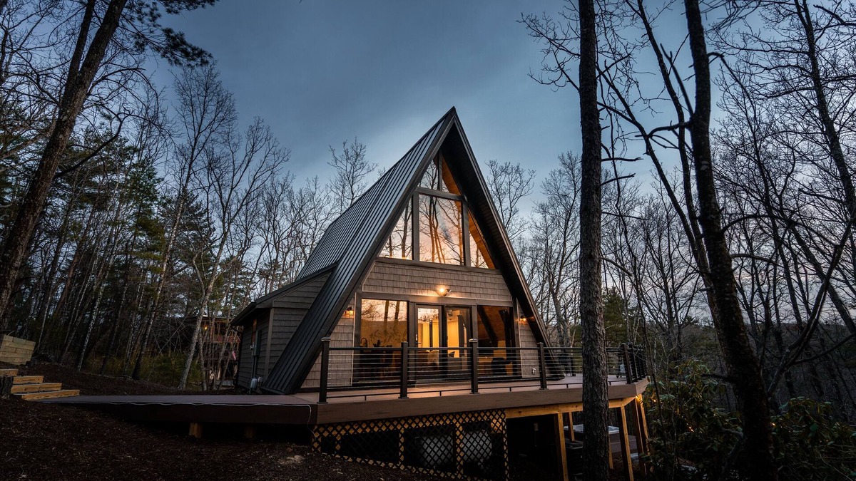 Mount Jackson Ski Chalet | 1 mile to Bryce Resort l 4 BR l Hot Tub l Fire Pit l Game Room