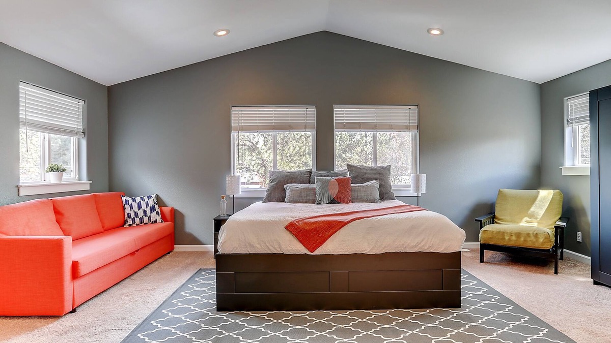 Orchard District House | 1 Mile to Downtown. Charming, Comfortable And Very Spacious. Come Enjoy Bend.