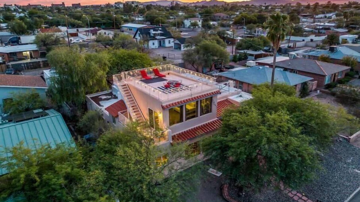 Jefferson Park House | 1 mile to UofA, 5 minutes to downtown. 360 views of city lights & mountains!