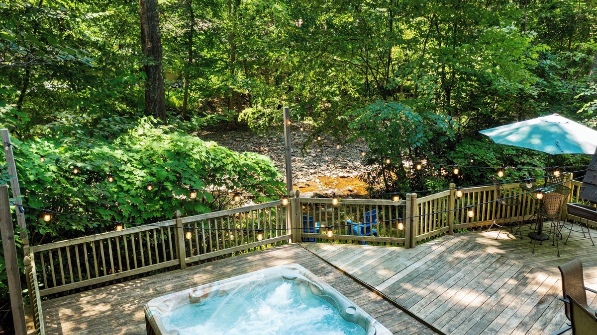 Tannersville Ski Chalet | 1 Min to Camelback! Creekside HotTub/Sauna/Firepit
