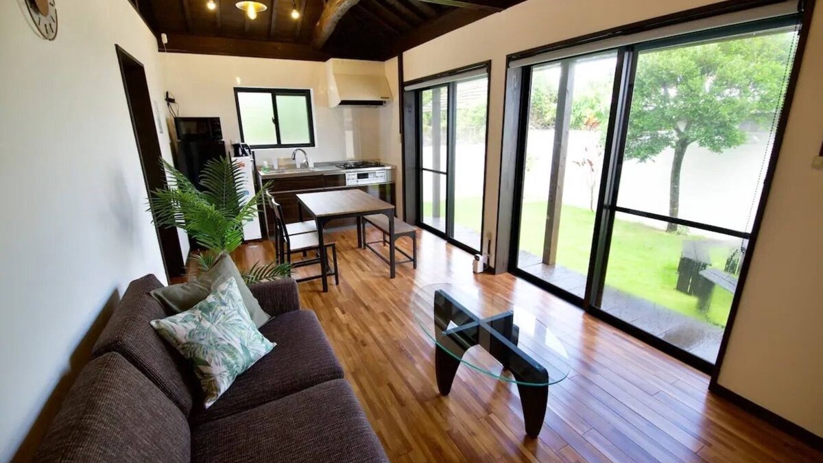 Imadomari Resort | 1 min. to the beach*10 min. to Churaumi Aquarium*2 parking spaces*Max 6 people*Parasol BBQ set in the garden [Imadomari Residence