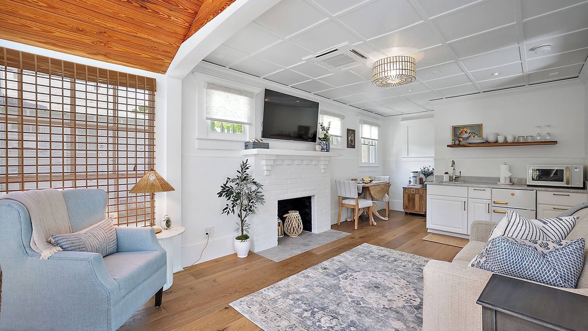 Mount Dora House | 1 min walk to Downtown! Outdoor Patio! 5 star luxury! Golf Cart Rental!