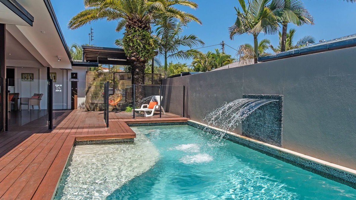 Marcoola House | 1 min walk to SLSC beach, LUXURY, Wifi, PETS, Aircon, pingpong ~ Marcoola House