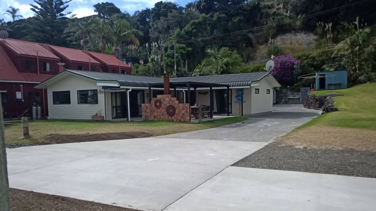 Rangiputa House | 1 minute flat walk to beach and ramp. Open plan lounge,dining room & kitchen.