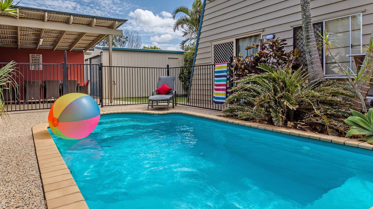 Marcoola House | 1 minute walk to SLSC beach, Dual accom, AC, pets, Internet, pooltable, Surfclub