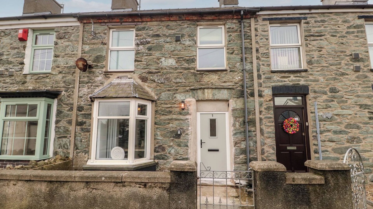 Holyhead Cottage | 1 MONA TERRACE, pet friendly, with open fire in Llanfachraeth