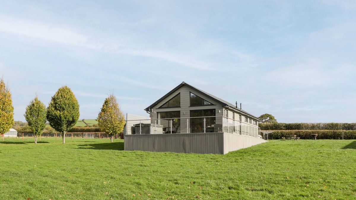 Morebath Cottage | 1 OAK PARK, family friendly, with hot tub in Bampton, Devon