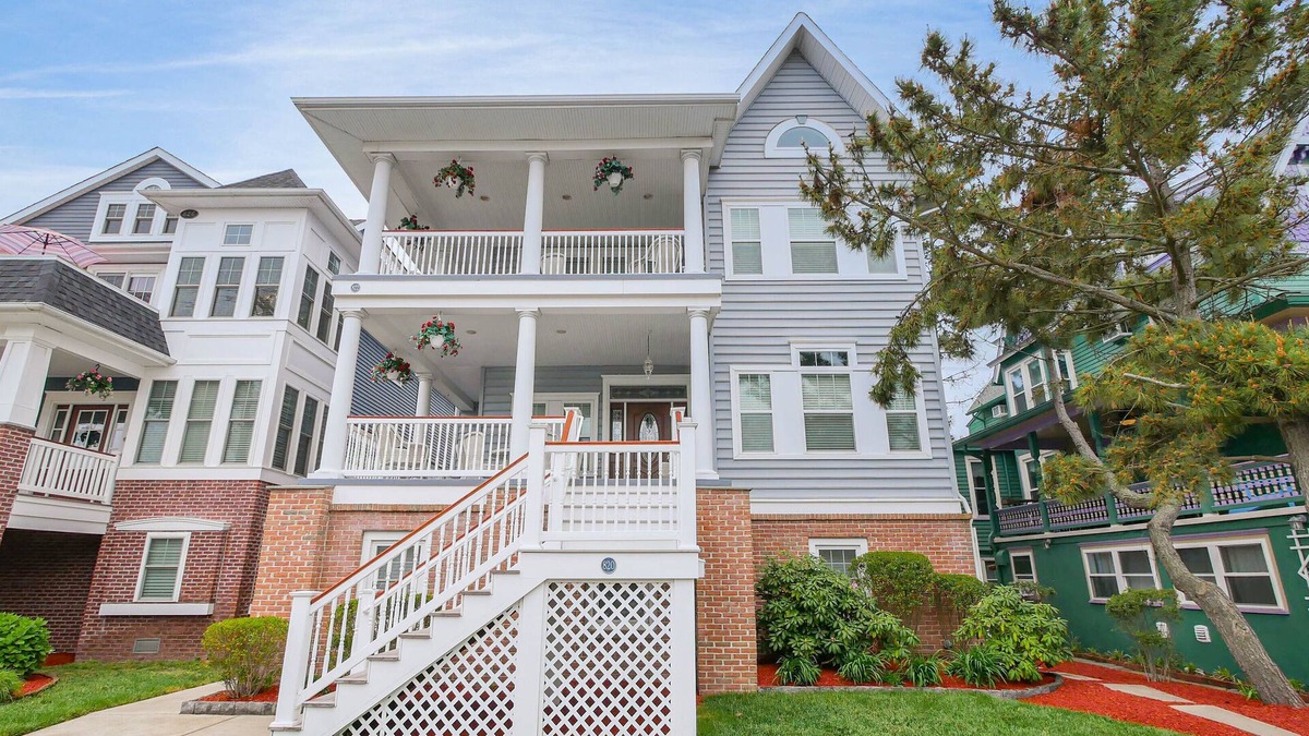 North End House | 1 OF A KIND, SPACIOUS 6+ large bedrooms/5 baths, 3 Floors, ELEVATOR, sleeps 26!