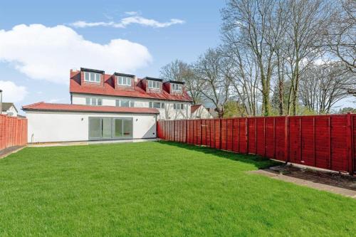 East Grinstead House | 1 Orchard Farm Cottages Sleeps 10, Open plan Kitchen & Large Garden