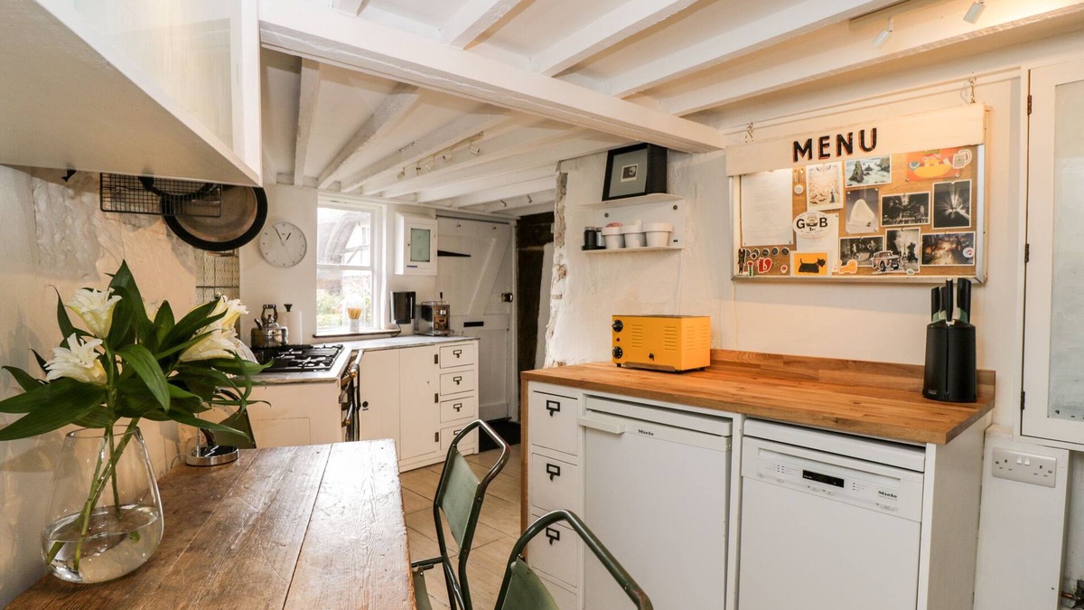 Winterbourne Earls Cottage | 1 PEACOCK COTTAGE, pet friendly, with a garden in Salisbury