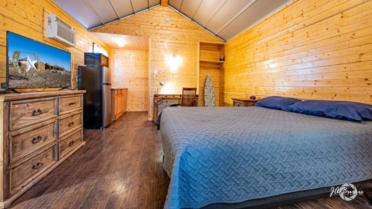 Midland House | #1-Private Cabin-Kitchenette, Breakfast, Lndry, WIFI