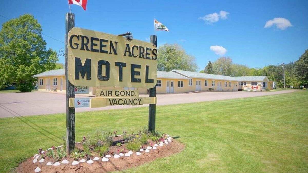 Summerside House | (1) Private Queen Suite at Green Acres Summerside
