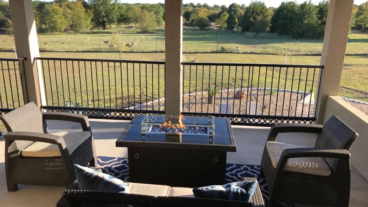 Gober House | 1 queen bed with private bathroom overlooking heated pool.