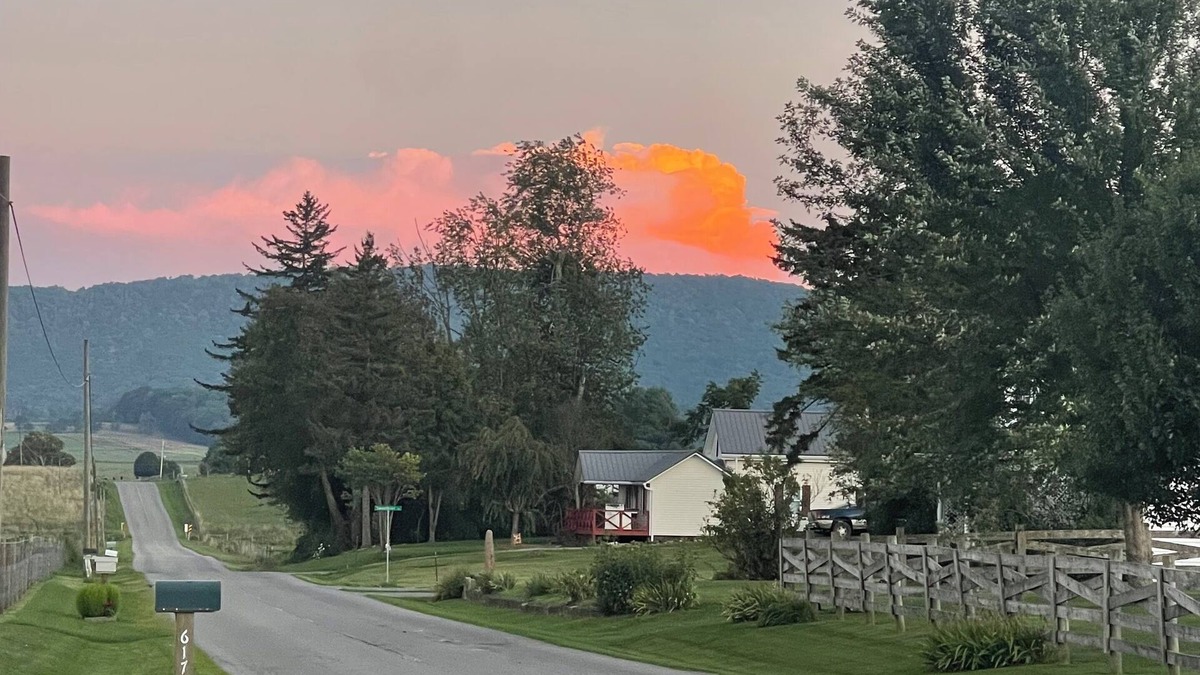 Tazewell House | 1 Queen Bedroom, 1 Bath, 2 Extra twin Beds, Beautiful mountain view from Porch.