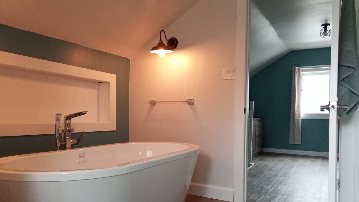 Algoma District House | 1 Queen & Private Bath w/Soaker Tub