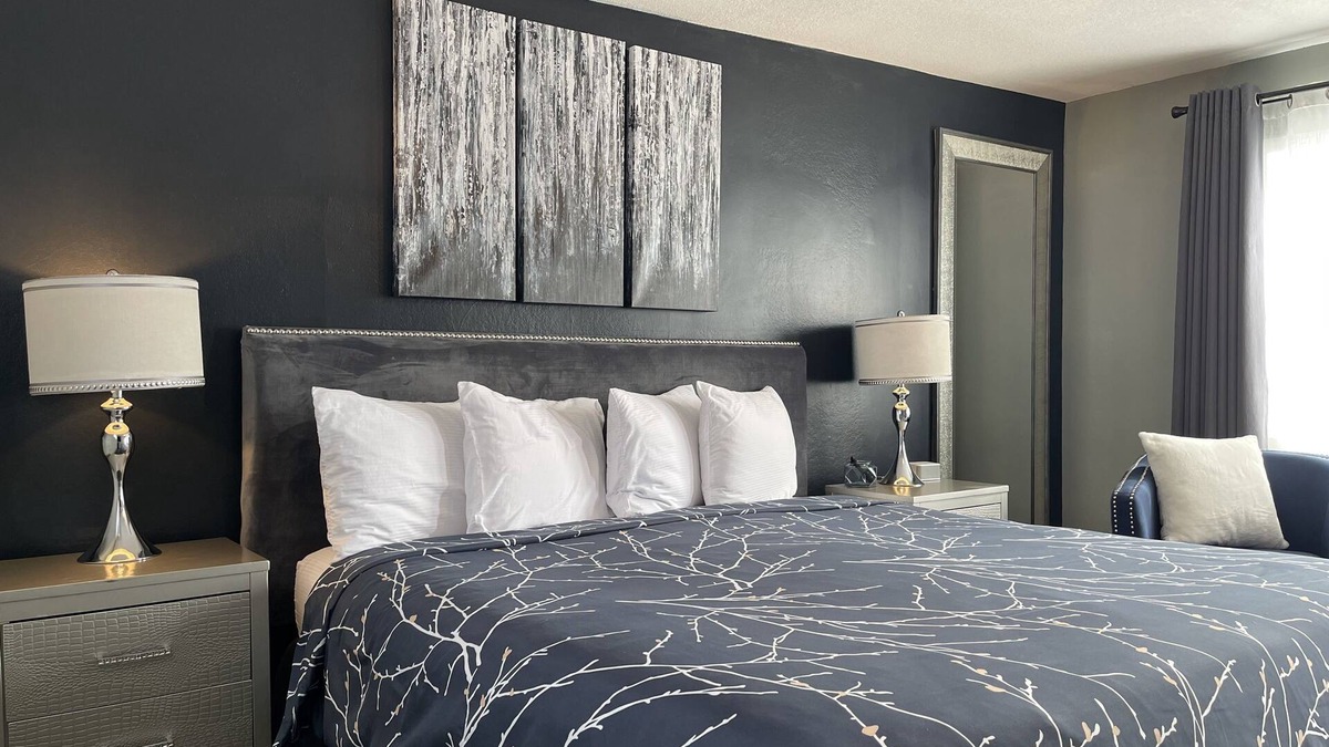 Two Harbors Hotel | #1 Queen- Vine & Branches Inn, 2 minute walk to Burlington Bay!