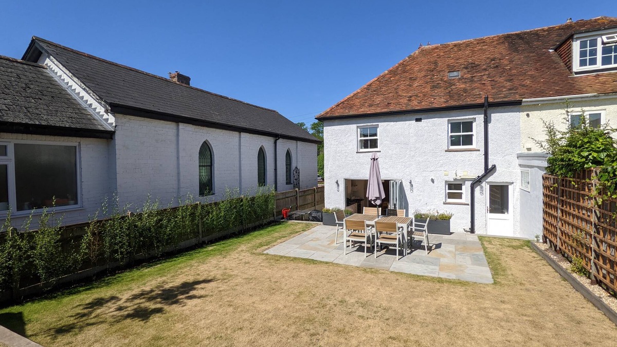 Westbourne Cottage | 1 Rainbow Villa, Westbourne - sleeps 5 guests in 3 bedrooms