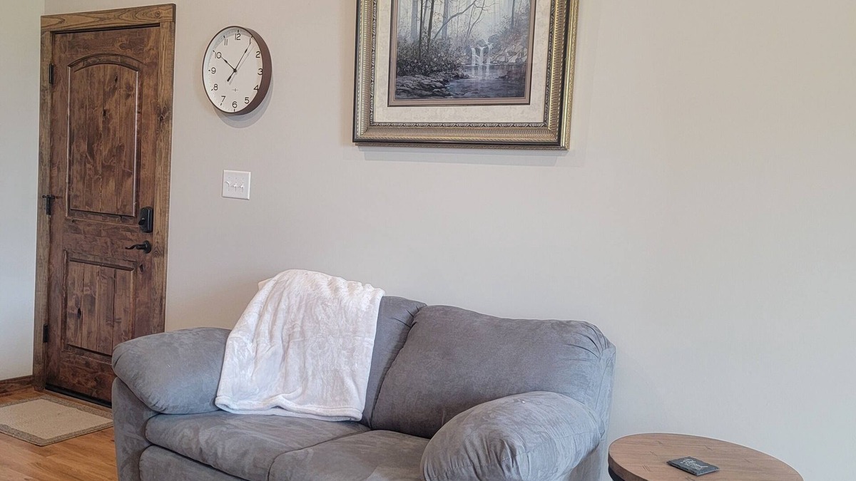 Stokes Apartment | 1 Room Studio Apartment-walking distance to coffee shop, restaurants, bars, etc!