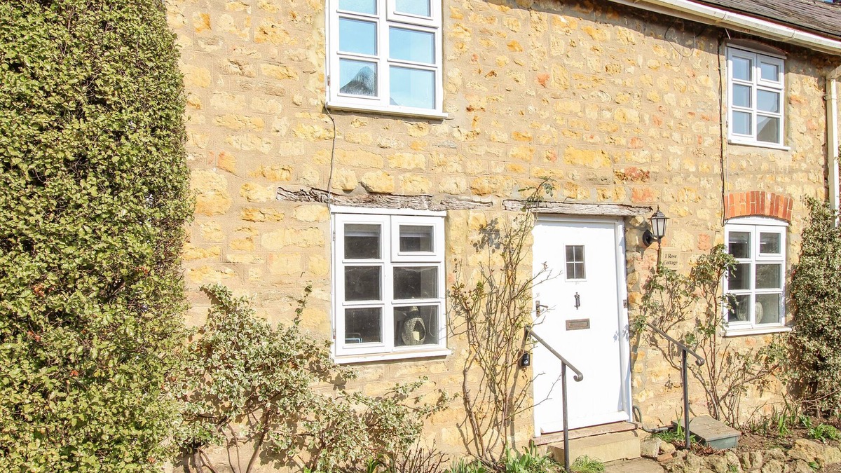 Shipton Gorge Cottage | 1 ROSE COTTAGE, pet friendly, with a garden in Shipton Gorge