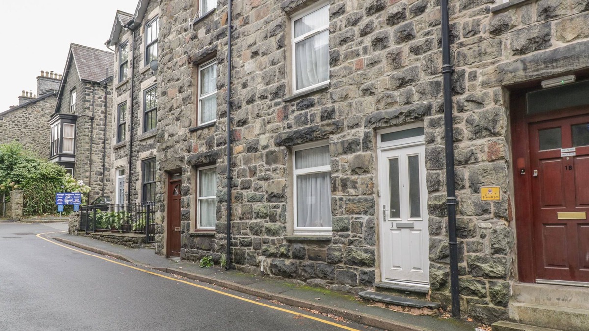 Dolgellau House | 1 Springfield Street