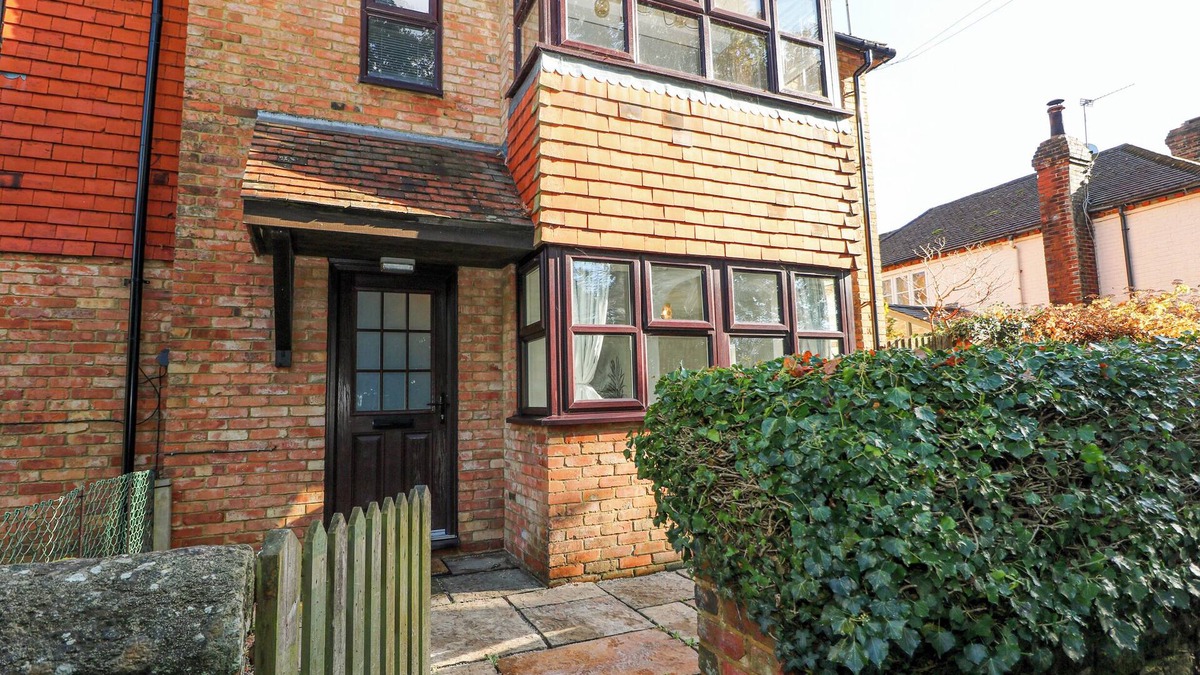 Kirdford Cottage | 1 STONEWALL COTTAGES, pet friendly, with a garden in Kirdford