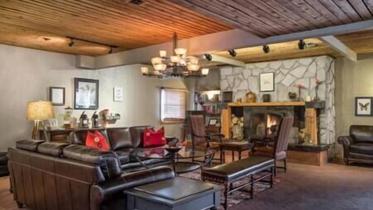 North Park City Hotel | 1 Sweetwater Lift Lodge Resort, Pool Table, Gym!