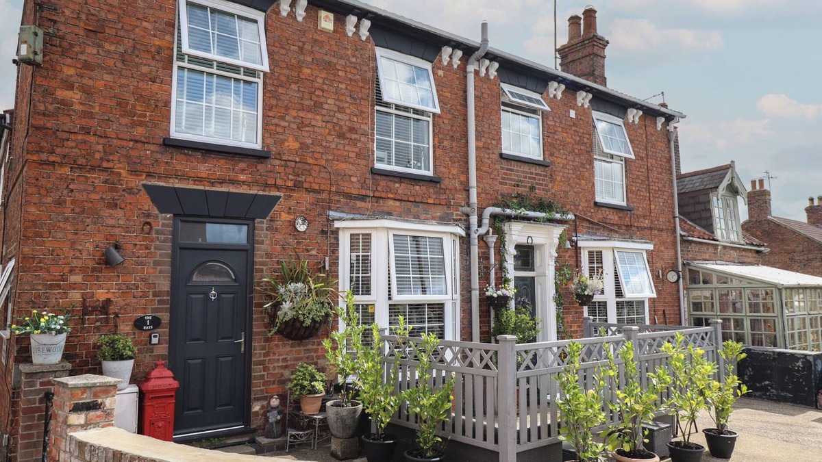 Burgh le Marsh Cottage | 1 THE BAYS, pet friendly, with a garden in Burgh Le Marsh