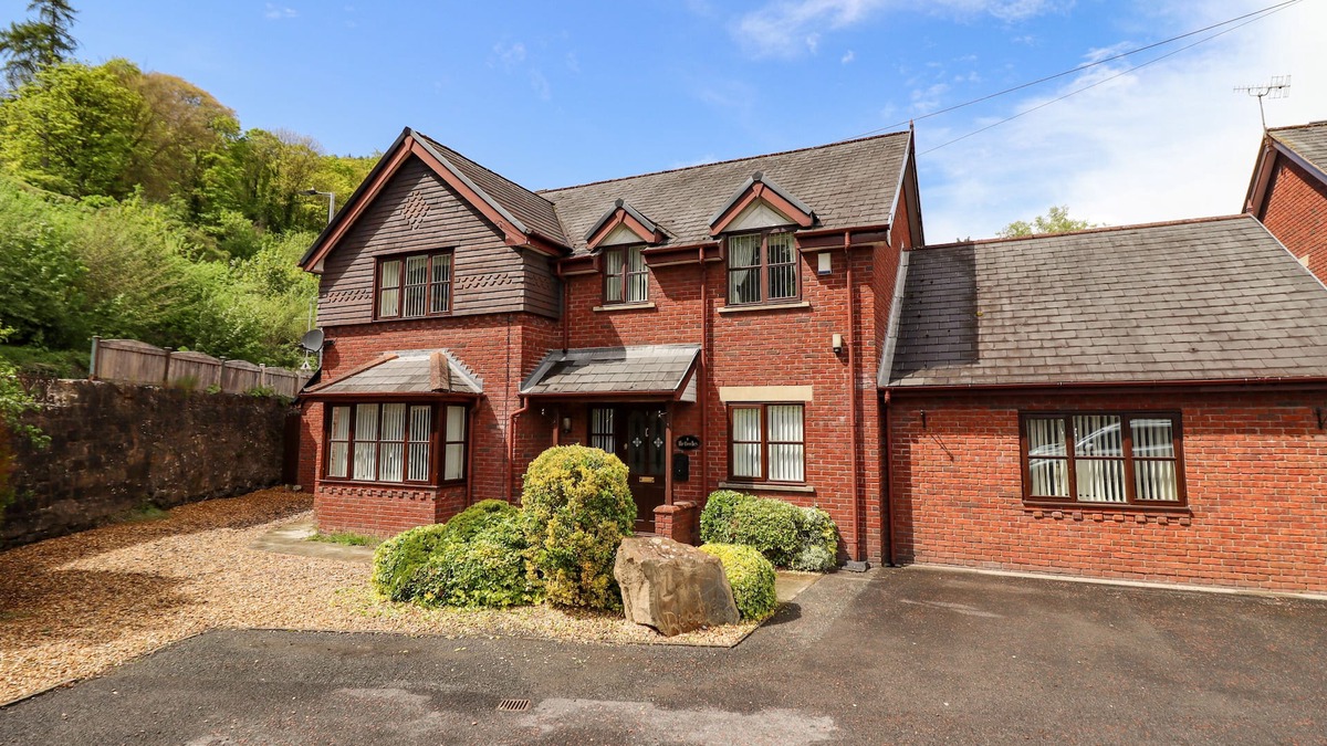 Llangollen Cottage | 1 THE BEECHES, pet friendly, luxury holiday cottage in Llangollen
