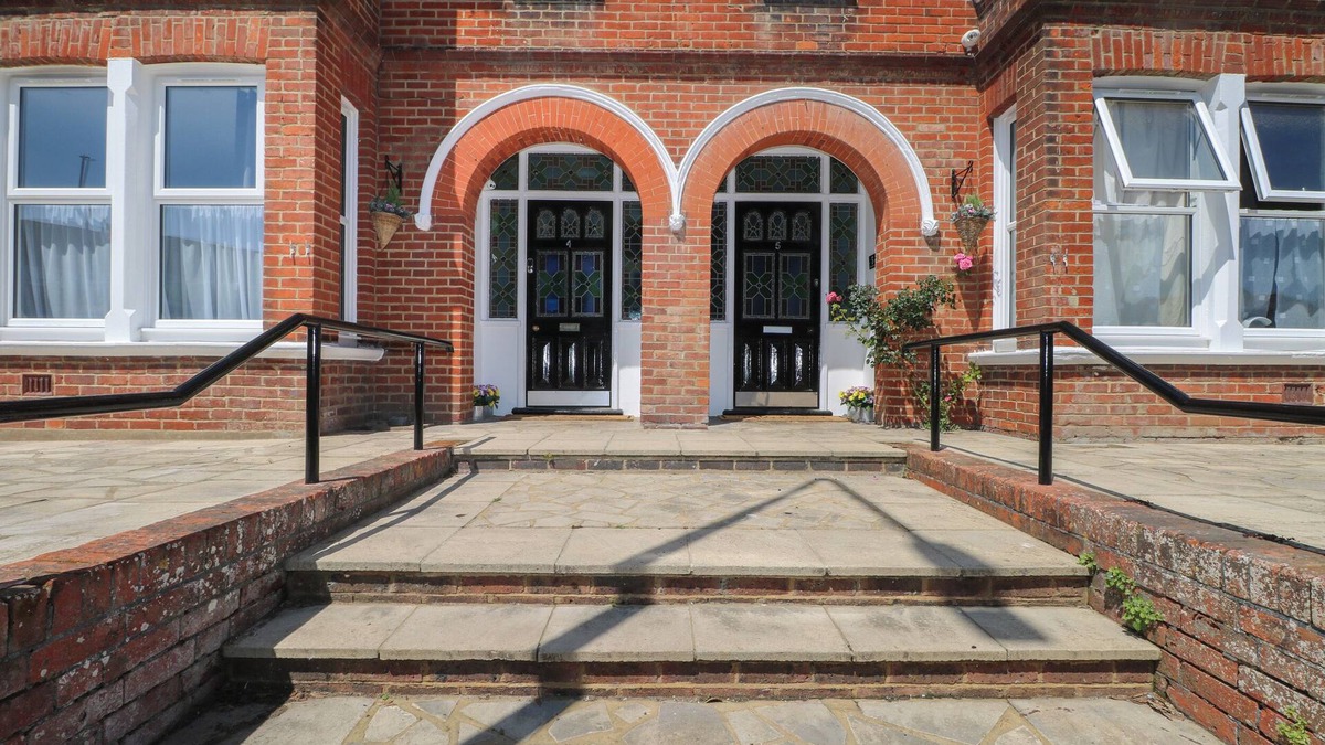 Seaford Cottage | 1 THE CHARLESTON, pet friendly, country holiday cottage in Seaford