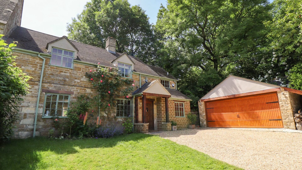 Moreton-in-Marsh Cottage | 1 THE LANE, pet friendly, with a garden in Chipping Norton